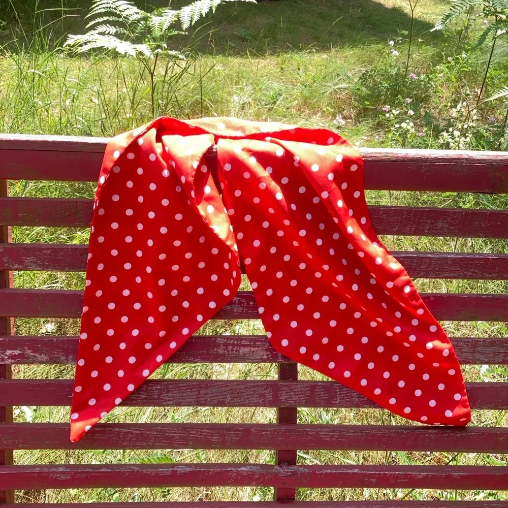 Retro scarf polka